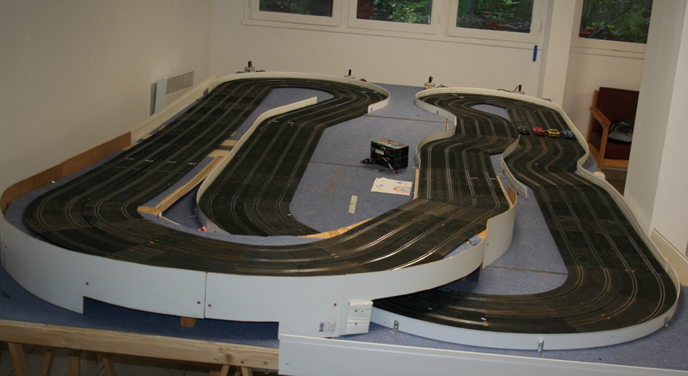 table avec circuit de voiture dessus