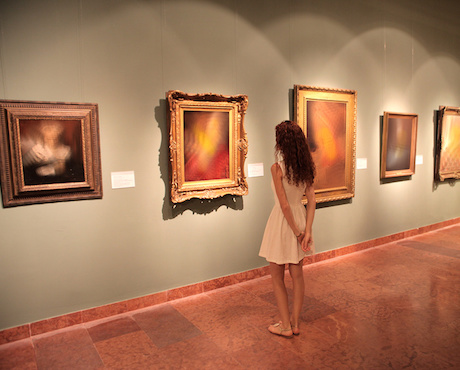 Femme regardant des tableaux flous