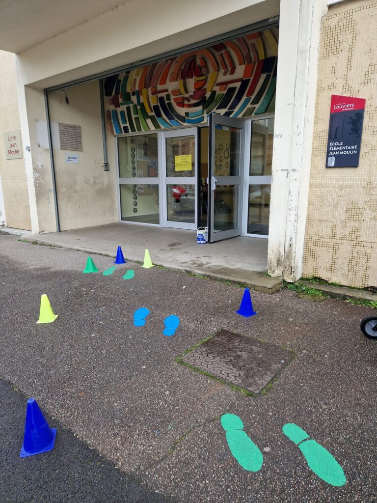 Traces de pas devant l'entrée de l'école